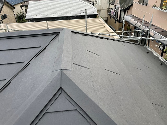 スレート屋根から横暖ルーフを使った屋根カバー工事を行いました！川口市屋根カバー工事　横暖ルーフαｓ　ニチハ　センタールーフ　スレートボロボロ　ガルバリウム鋼板　